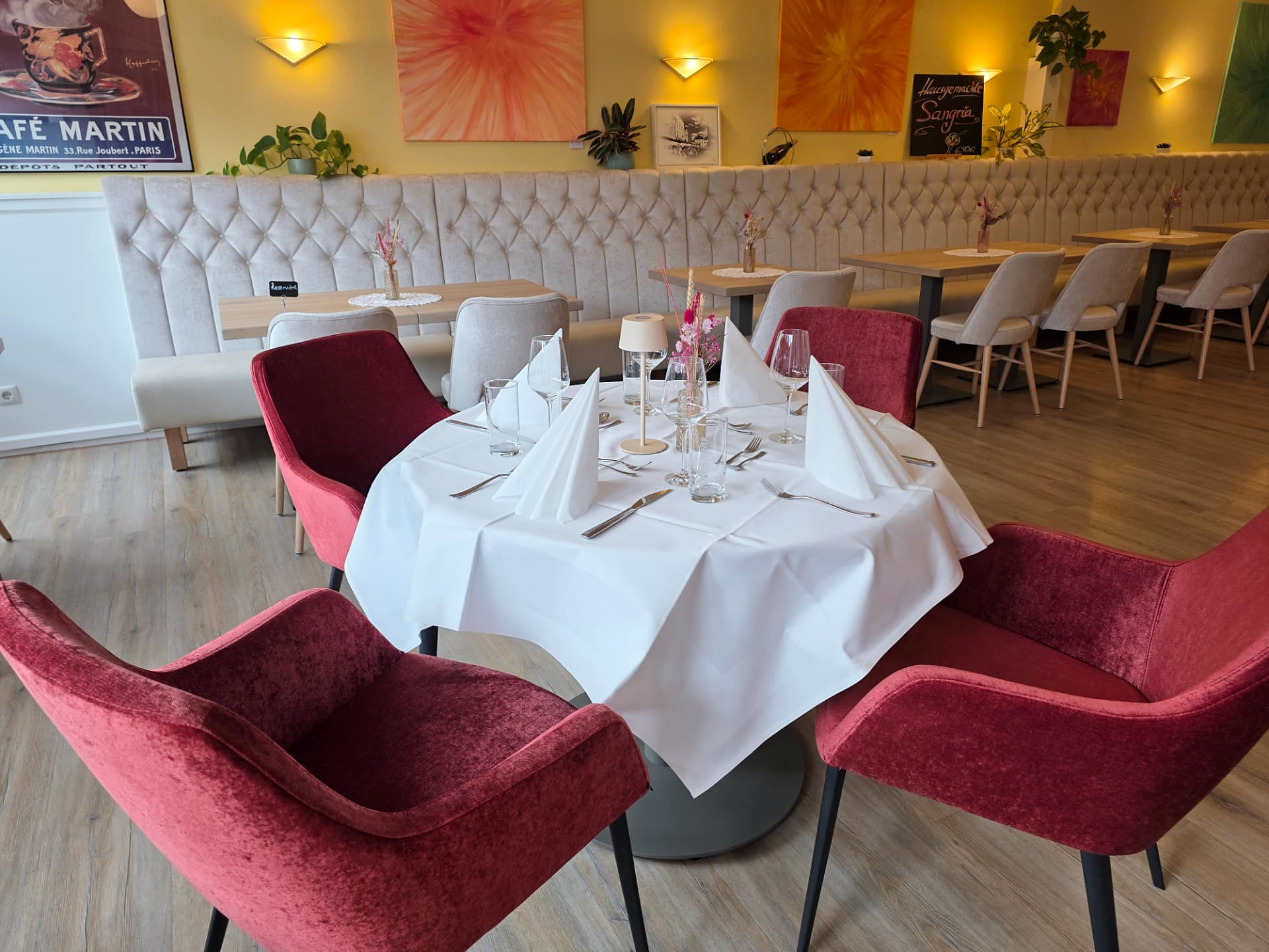 Gedeckter Tisch mit Weingläsern im Restaurant MARKTwirtschaft