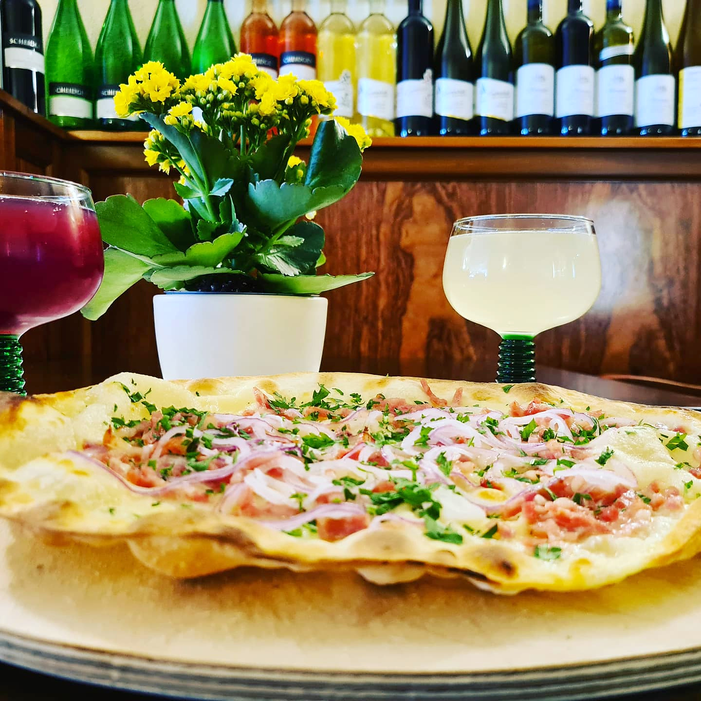 Hausgemachter Flammkuchen und Wein in der MARKTwirtschaft